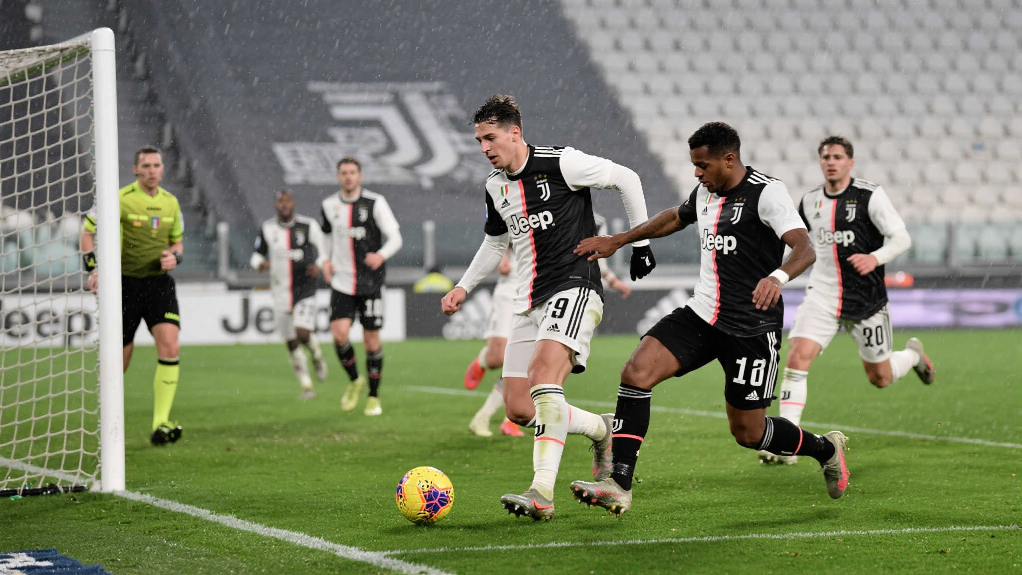 高温挡不住激情!尤文两连胜,烟花引发比赛中断 高温挡不住激情!尤文两连胜,烟花引发比赛中断